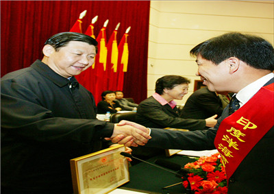 2005年时任浙江省委书记习近平在红十字会议上与楼永良董事长亲切握手